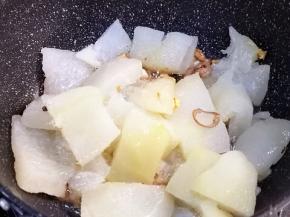 放入柚子皮翻炒片刻