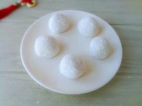 揉圆后放入盘中。