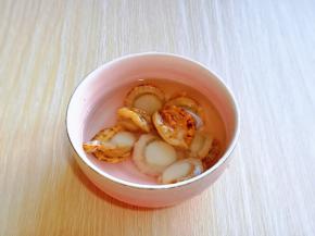 扇贝肉用冷水洗干净，加入少许盐冷水泡10分钟。