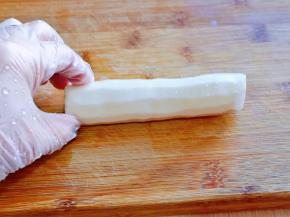 山药去皮，切薄片。(最好戴上手套，避免山药粘液弄手上痒)