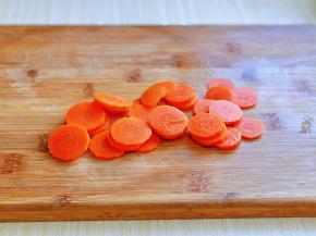 胡萝卜去皮，洗干净，切薄片。