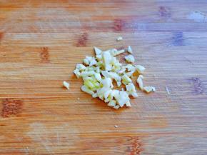 大蒜，姜去皮，切碎。