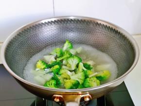 西蓝花焯水；锅中加水烧开后下西蓝花，大火煮30秒捞出过冷水。