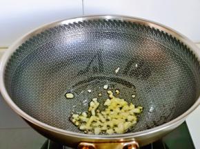 起油锅，加入姜蒜煸炒。