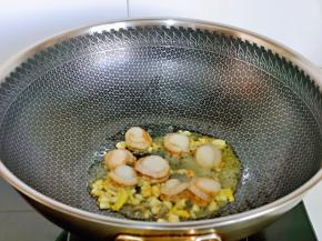 加入泡好的贝肉，加1小勺料酒翻炒去腥。