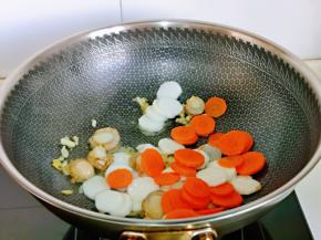 再加入切好的山药片与胡萝卜片翻炒。