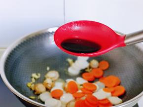 加入生抽提鲜。