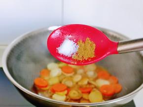 按个人口味加入盐和十三香翻炒均匀。