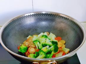 最后加入焯水的西蓝花，中小火翻炒1分钟出锅。