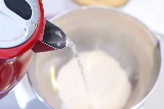 制作烫种：高筋面粉倒入盆内，倒入开水。