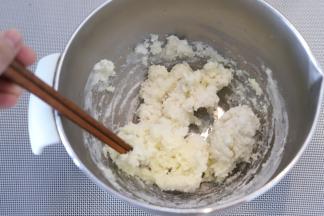 筷子拌成团，冷却备用。