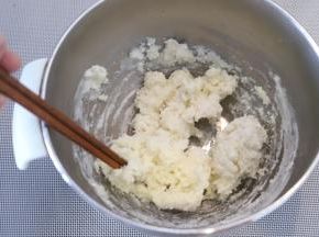 筷子拌成团，冷却备用。
