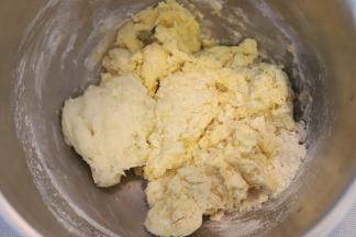 除黄油以外的所有主面团材料和50克冷却的烫种放入厨师机桶内，揉至面团光滑有弹性时加入黄油。