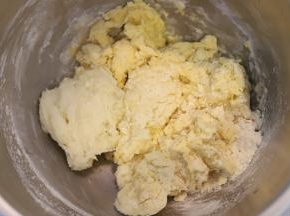 除黄油以外的所有主面团材料和50克冷却的烫种放入厨师机桶内，揉至面团光滑有弹性时加入黄油。