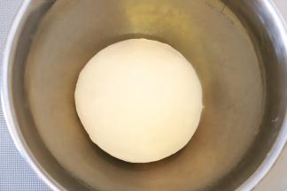 取出面团，双手握住面团滚圆，松弛15分钟（冬天可以适当延长至20分钟）。