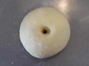 再次滚圆，手指从中间插入，慢慢转动到孔和模具中间的烟囱差不多大。