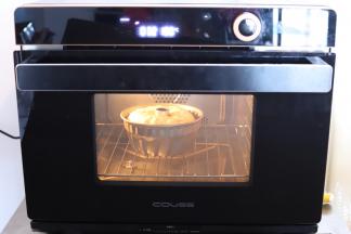 烤箱设置上下火烘烤，温度180度，烘烤时间为30分钟。