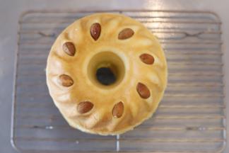 出炉轻震一下模具，马上倒扣在晾架上放至温热装袋保存。