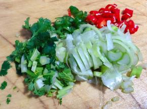 葱、香菜、红辣椒、杭椒切成粒状