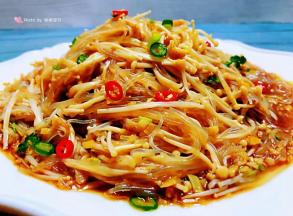 倒入涝汁搅拌均匀入味就大功告成啦入口香浓还不失清新脆爽的口感