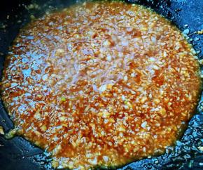 放入糖也可以适量添加少许清水或高汤调味均匀成糊状即可