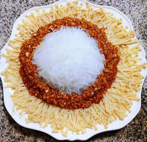 蚝油蒜蓉汁淋在粉丝金针菇上面