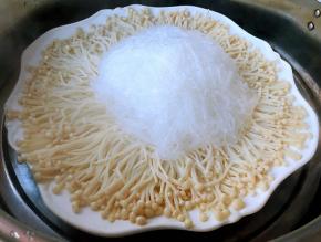 蒸锅烧开水放入粉丝金针菇大火蒸六分钟即可