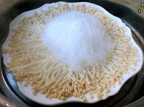 蒸锅烧开水放入粉丝金针菇大火蒸六分钟即可