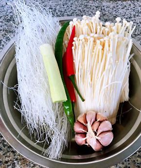 准备原材料粉丝、金针菇、蒜、葱、红辣椒、杭椒（花椒和香菜忘记拍在照片上）