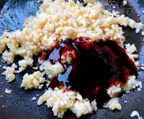 锅中倒入油加热放入蒜粒爆香至金黄色放入蚝油