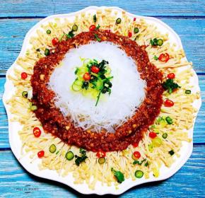 葱花、香菜、红辣椒、杭椒均匀的撒在金针菇和粉丝上再浇水热花椒油糍啦糍啦的声音听着感觉美美哒