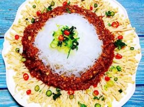 葱花、香菜、红辣椒、杭椒均匀的撒在金针菇和粉丝上再浇水热花椒油糍啦糍啦的声音听着感觉美美哒