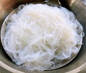 锅中烧开水放入洗好的粉丝焯水至七成熟后立即放入冷水中过凉再沥干水份