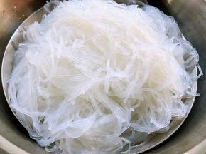 锅中烧开水放入洗好的粉丝焯水至七成熟后立即放入冷水中过凉再沥干水份