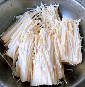 金针菇去蒂洗净后摘成小朵