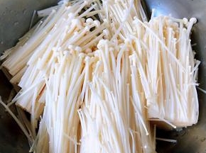 金针菇去蒂洗净后摘成小朵