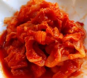 辣白菜剪成条状