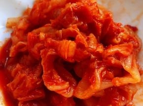 辣白菜剪成条状