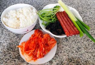 准备原材料米饭、辣白菜、腊肠、木耳、香菜、葱备用