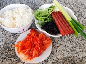 准备原材料米饭、辣白菜、腊肠、木耳、香菜、葱备用