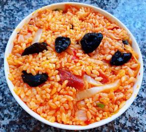 美味诱人的腊肠辣白菜炒饭装入碗中压实