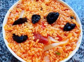 美味诱人的腊肠辣白菜炒饭装入碗中压实