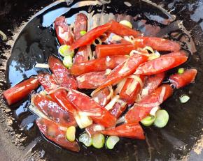 锅中倒入油加热放入葱花爆香放入腊肠炒出香味