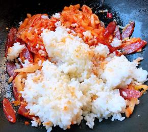 倒入米饭中小火翻炒