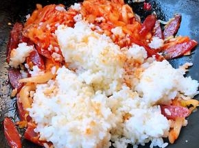 倒入米饭中小火翻炒