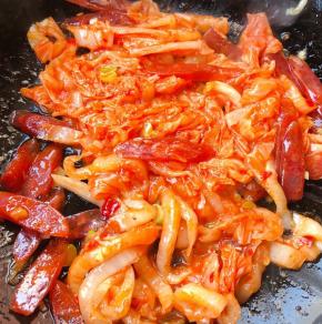 放入辣白菜翻炒均匀