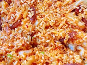 米饭完全均匀的裹上辣白菜汤汁