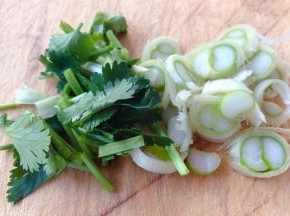 香菜和葱花切好备用