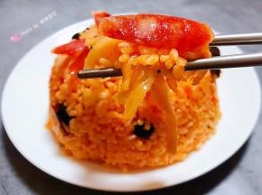 腊肠辣白菜和米饭混搭着入口超级完美唇齿留香回味无穷