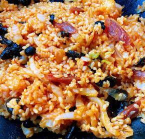 放入木耳同时放入盐和味精大火快速翻炒均匀入味即可出锅享用